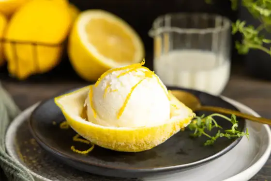 Buttermilch-Zitronen-Eis ganz cremig - so gelingt es